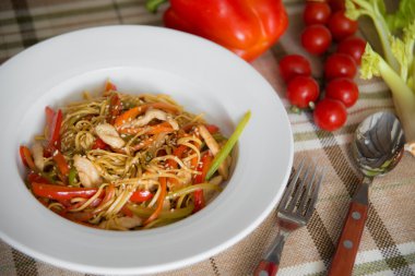 etli ve sebzeli makarna