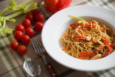 etli ve sebzeli makarna