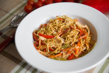 etli ve sebzeli makarna