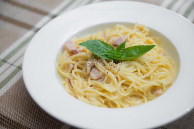 Zeytinyağı, sarımsak ve pastırma ile makarna makarna