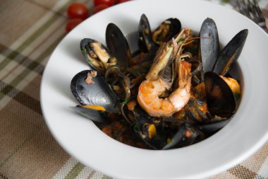 Midye ve karides yemek