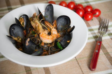 Midye ve karides yemek