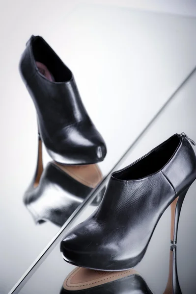 Zapatos negros de tacón alto mujer — Foto de Stock