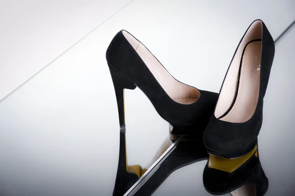 Женщины на высоких каблуках черные туфли — стоковое фото