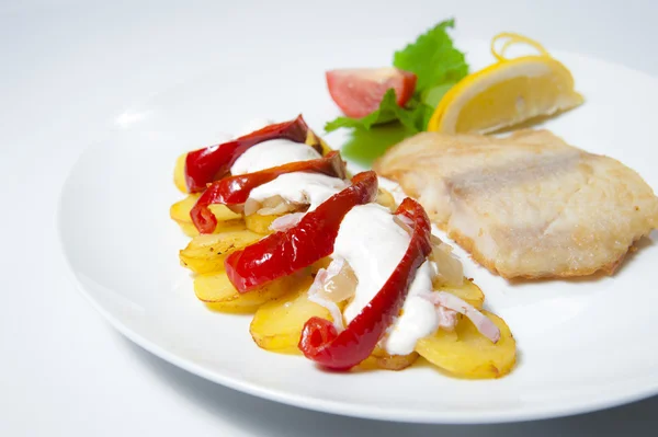 Sabroso filete de pescado saludable con verduras — Foto de Stock