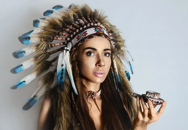 Menina indiana americana fumar um cachimbo — Fotografia de Stock