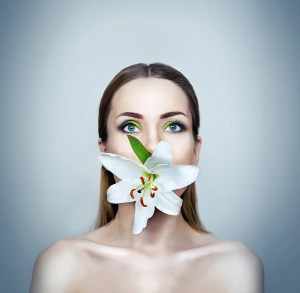 Ragazza con giglio bianco in bocca — Foto Stock