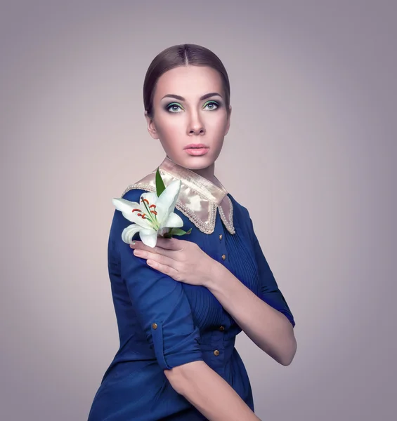 Portrait of a girl with a flower lily — Stock Photo, Image