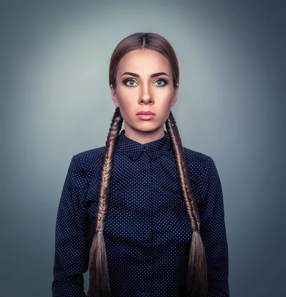 Retrato de una mujer con dos trenzas —  Fotos de Stock