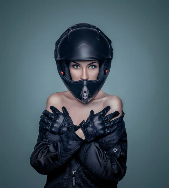 Bir kız bir siyah motosiklet kask ve ceket portresi