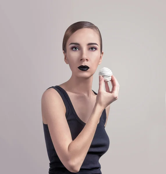 Marshmallow elinde olan bir kadın portresi