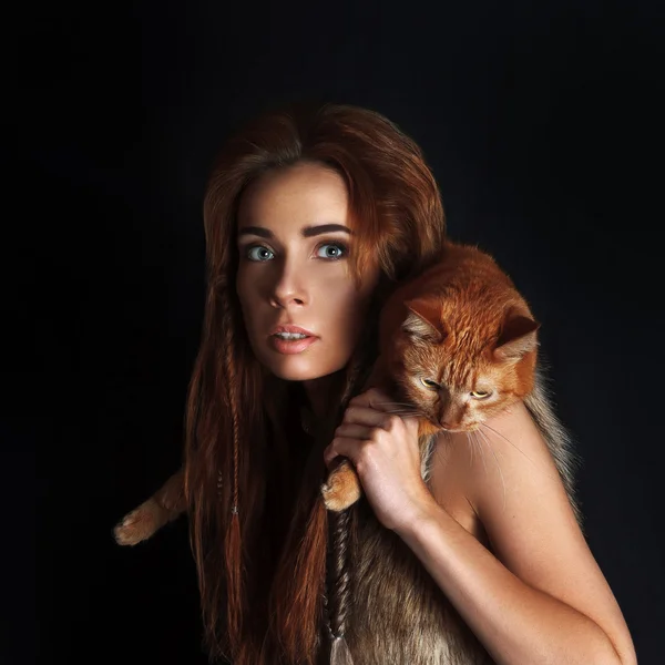 Homme des cavernes fille et chat rouge — Photo