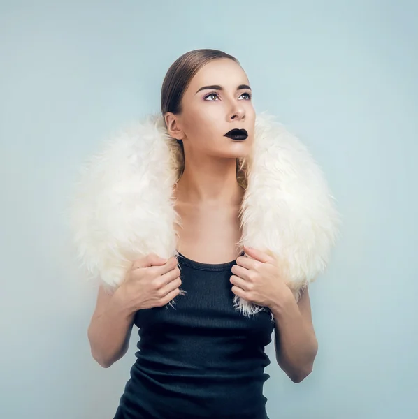 Mujer con cuello de piel blanca — Foto de Stock