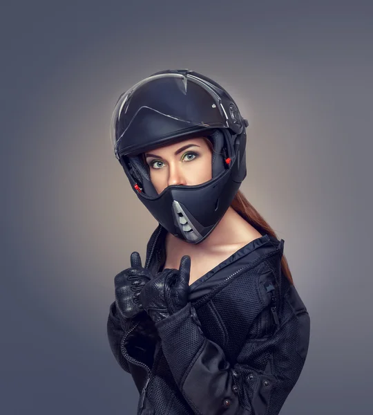 Kız motosikletçi bir siyah ceket ve kask