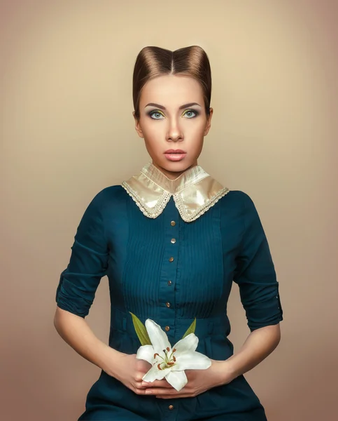 Portret van een meisje in Victoriaanse stijl met een lelie in haar hand — Stockfoto