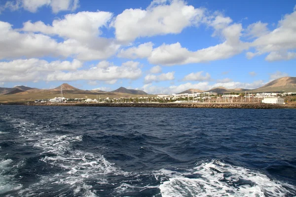 Lanzarote Puerto Calero od moře — Stock fotografie