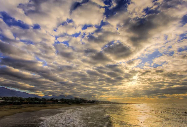 En la playa, bajo las nubes —  Fotos de Stock