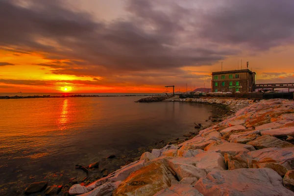 Solnedgang på Marina di Massa - Stock-foto