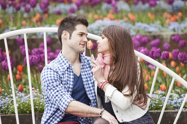 Flirt-Paar im Park — Stockfoto