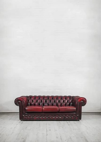赤のチェスター フィールドのソファー ロイヤリティフリーのストック画像