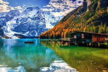 Güzel Braies Gölü sonbaharın sonlarında biraz kar ile, Dolomite göllerinin incisi bir UNESCO mirasıdır ve Braies Alto Adige, İtalya 'da yer almaktadır.