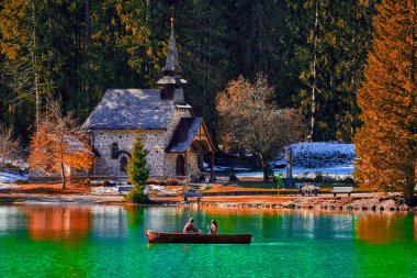 Güzel Braies Gölü sonbaharın sonlarında biraz kar ile, Dolomite göllerinin incisi bir UNESCO mirasıdır ve Braies Alto Adige, İtalya 'da yer almaktadır.