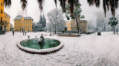 Riva del Garda 'nın güzel bir kış günü, karlı bir günde güzel Garda Gölü manzarası dağlarla çevrili Trentino Alto Adige bölgesi.