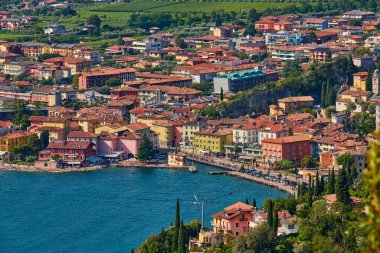 Nago-Torbole yakınlarındaki Busatte-Tempesta patikasından Garda Gölü 'ne panoramik manzara, Torbole kasabası, yaz aylarında dağlarla çevrili, İtalya