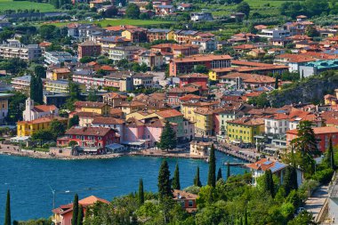 Nago-Torbole yakınlarındaki Busatte-Tempesta patikasından Garda Gölü 'ne panoramik manzara, Torbole kasabası, yaz aylarında dağlarla çevrili, İtalya