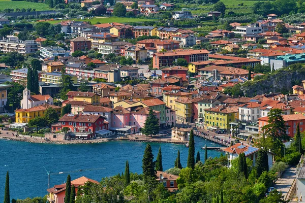 Nago-Torbole yakınlarındaki Busatte-Tempesta patikasından Garda Gölü 'ne panoramik manzara, Torbole kasabası, yaz aylarında dağlarla çevrili, İtalya