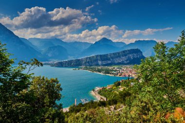 Nago-Torbole yakınlarındaki Busatte-Tempesta patikasından Garda Gölü 'ne panoramik manzara, Torbole kasabası, yaz aylarında dağlarla çevrili, İtalya