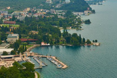 Riva del Garda, İtalya - 07 Temmuz 2020: Panoramic view of the beautiful Lake Garda and the Panoramic lift. Riva del Garda town and Garda lake in the umn time, Trentino Alto Adige region, Italy