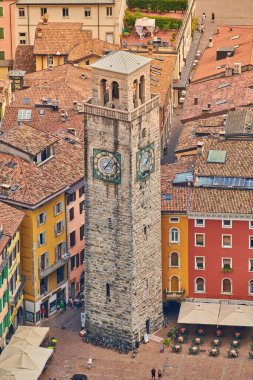 Riva del Garda, İtalya - 07 Temmuz 2020: Panoramic view of the beautiful Lake Garda and the Panoramic lift. Riva del Garda town and Garda lake in the umn time, Trentino Alto Adige region, Italy