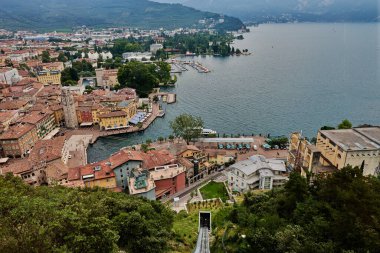 Riva del Garda, İtalya - 07 Temmuz 2020: Panoramic view of the beautiful Lake Garda and the Panoramic lift. Riva del Garda town and Garda lake in the umn time, Trentino Alto Adige region, Italy