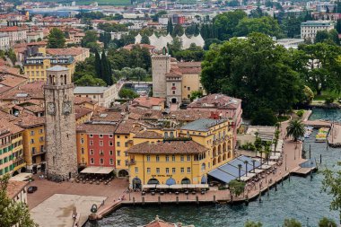 Riva del Garda, İtalya - 07 Temmuz 2020: Panoramic view of the beautiful Lake Garda and the Panoramic lift. Riva del Garda town and Garda lake in the umn time, Trentino Alto Adige region, Italy