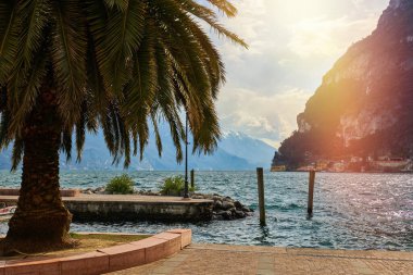 Garda Gölü 'nün güzel manzarası dağlarla çevrili, Riva del Garda ve Garda Gölü ilkbahar zamanı, Trentino Alto Adige Bölgesi, İtalya
