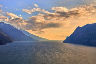 Garda Gölü 'nün güzel manzarası dağlarla çevrili, Riva del Garda ve Garda Gölü ilkbahar zamanı, Trentino Alto Adige Bölgesi, İtalya