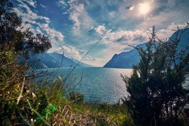 Garda Gölü 'nün güzel manzarası dağlarla çevrili, Riva del Garda ve Garda Gölü ilkbahar zamanı, Trentino Alto Adige Bölgesi, İtalya