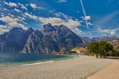 Güzel Garda Gölü manzarası dağlarla çevrili, baharda Garda Gölü, Trentino alto Adige Bölgesi, İtalya