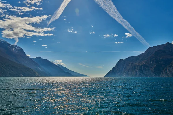 Güzel Garda Gölü Manzarası Dağlarla Çevrili Baharda Garda Gölü Trentino — Stok fotoğraf