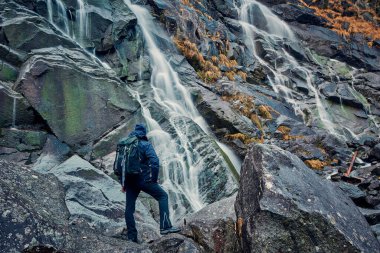 Sonbahar döneminde Madonna di Campiglio 'da Güzel Şelale Vallesinella, Ulusal Park Adamello-Brenta İtalya, Trentino Dolomite Alpleri