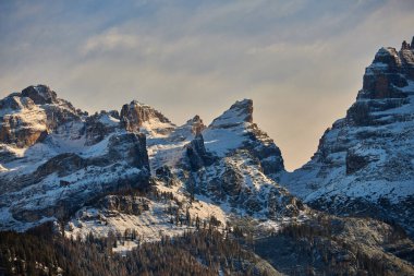 Madonna di Campiglio kayak merkezi. Madonna di Campiglio 'daki Dolomite Alpleri' nin sonbahar döneminde panoramik manzara. Kuzey & Merkez Brenta dağ grupları, İtalya