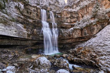 Sonbahar döneminde Madonna di Campiglio 'da Güzel Şelale Vallesinella, Ulusal Park Adamello-Brenta, Trentino, İtalya Dolomitleri