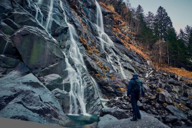 Sonbahar döneminde Madonna di Campiglio 'da Güzel Şelale Vallesinella, Ulusal Park Adamello-Brenta İtalya, Trentino Dolomite Alpleri