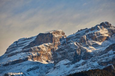 Madonna di Campiglio kayak merkezi. Madonna di Campiglio 'daki Dolomite Alpleri' nin sonbahar döneminde panoramik manzara. Kuzey & Merkez Brenta dağ grupları, İtalya