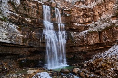Sonbahar döneminde Madonna di Campiglio 'da Güzel Şelale Vallesinella, Ulusal Park Adamello-Brenta, Trentino, İtalya Dolomitleri