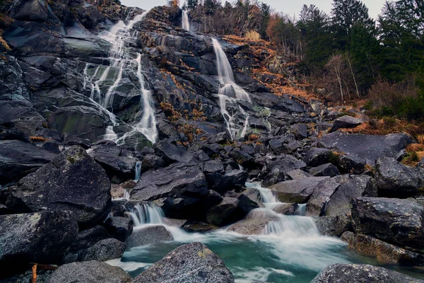 Gyönyörű Vízesés Vallesinella Madonna Campiglio Ősszel Nemzeti Park Adamello Brenta — Stock Fotó