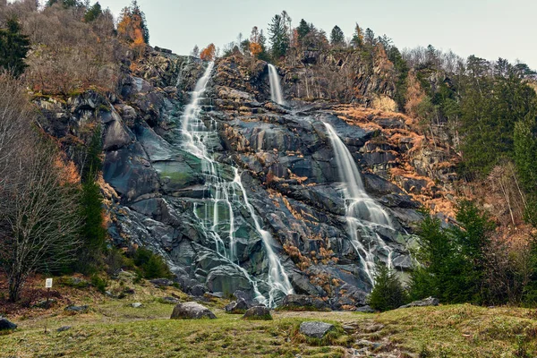 Gyönyörű Vízesés Vallesinella Madonna Campiglio Ősszel Nemzeti Park Adamello Brenta — Stock Fotó