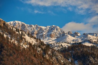 Madonna di Campiglio kayak merkezi. Madonna di Campiglio 'daki Dolomite Alpleri' nin sonbahar döneminde panoramik manzara. Kuzey & Merkez Brenta dağ grupları, İtalya