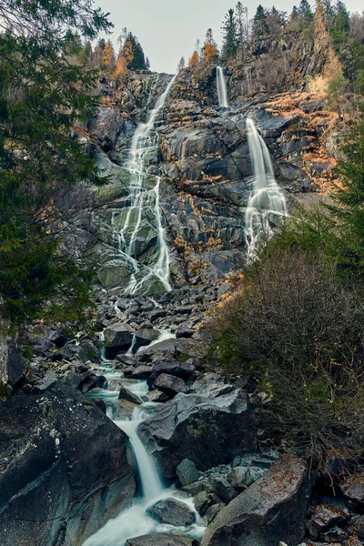 Gyönyörű Vízesés Vallesinella Madonna Campiglio Ősszel Nemzeti Park Adamello Brenta — Stock Fotó